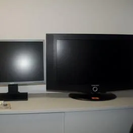 2 台 TFT 显示器 品牌:Samsung/Acer