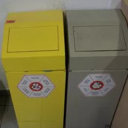 2 poubelles
