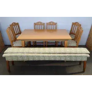 Utvidbart spisebord (ca. L=140cm B=90cm H=75) + benk (ca. L=200cm) + 7 stoler