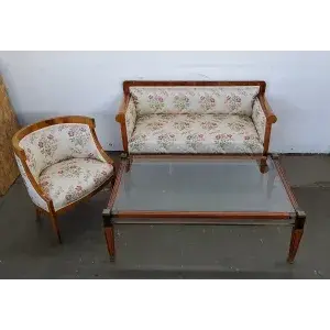 Sofa (ca. 135 cm x 85 cm) med lenestol og bord (ca. 128 cm x 78 cm x 42 cm)