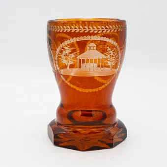 Borostyánszínű, fúvott, antik Ranft-pohár, Biedermeier, Csehország (19. század közepe), három finoman kézzel vésett pavilon- és kertmotívum medalionban.