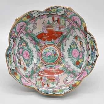 Kínai tál, porcelán, famille rose, virágformájú, figurális és virágdíszítés, 20. század eleje.