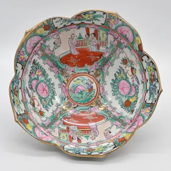 Kínai tál, porcelán, famille rose, virágformájú, figurális és virágdíszítés, 20. század eleje.