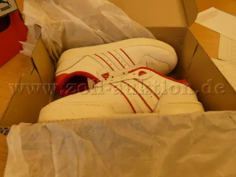 1双Adidas Rivalry Low运动鞋，42.5码