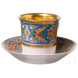 Tasse mit Untertasse aus dem gotischen Service, Russland, Kaiserliche Porzellanmanufaktur, Periode Alexander III (1881 bis 1894), datiert 1890
