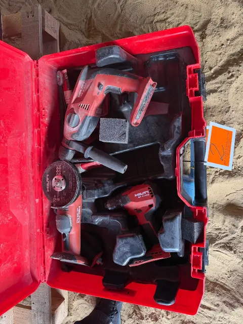Mașină de înșurubat cu acumulator (Hilti); 1 polizor unghiular cu acumulator (Hilti); 1 ciocan perforator cu acumulator (Hilti)
