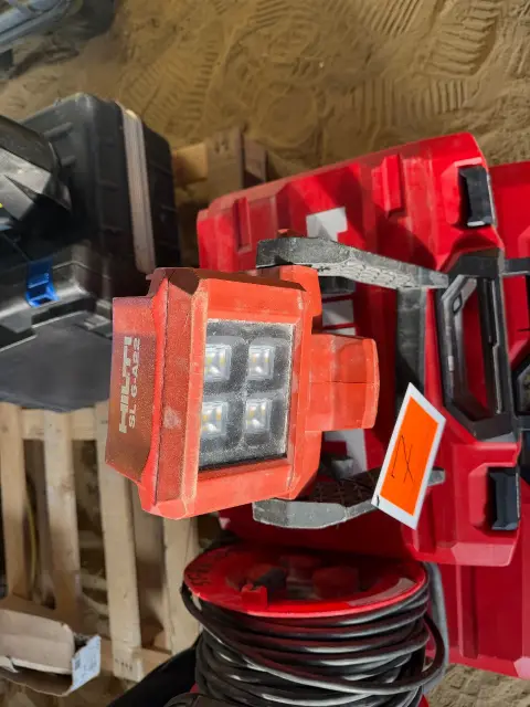 Proiector cu acumulator (Hilti)