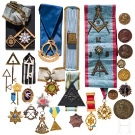 Vaste collection de décorations maçonniques et de loge