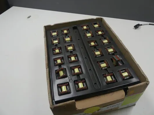 Skup elektroničkih komponenti/printanih transformatora u pliticama