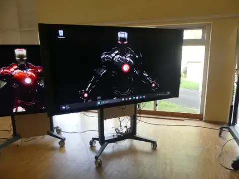 Microsoft - Surface Hub - i3 - Windows 11 - interaktivni zaslon