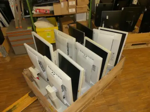 12 kom. monitora, razni