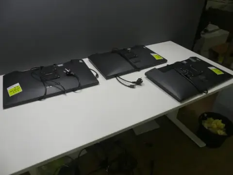 3 kom. monitora BenQ
