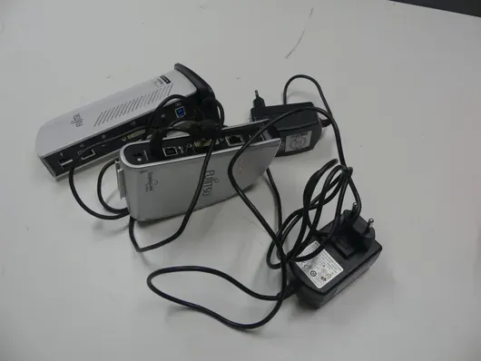 Fujitsu skupina - docking stanice, uključujući napajanja