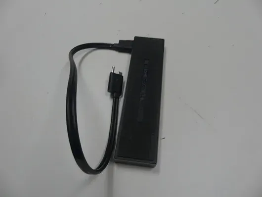 USB-C dokirna stanica, s trajno priključenim USB-C kabelom