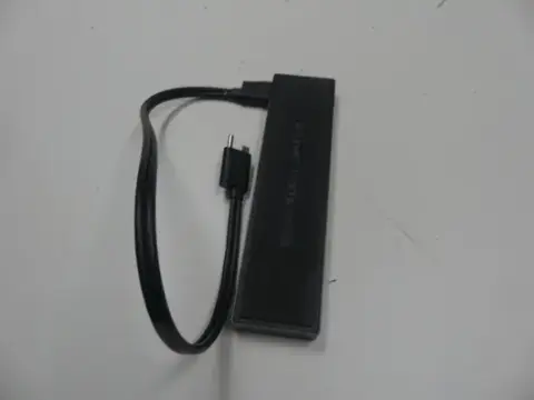 USB-C dokirna stanica, s trajno priključenim USB-C kabelom