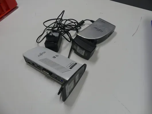 Skupina Fujitsu - dokirne stanice, uključujući napajanja
