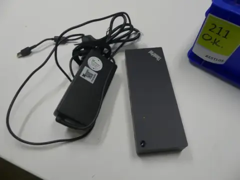 Lenovo - ThinkPad dokirna stanica i napajanje