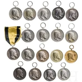 Dix-huit médailles de mérite militaire et de bravoure