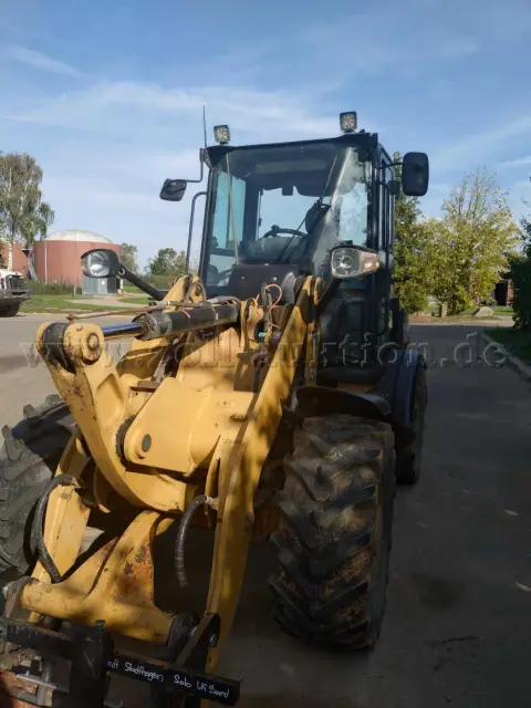 1 utovarivač Cat 907 H neispravan