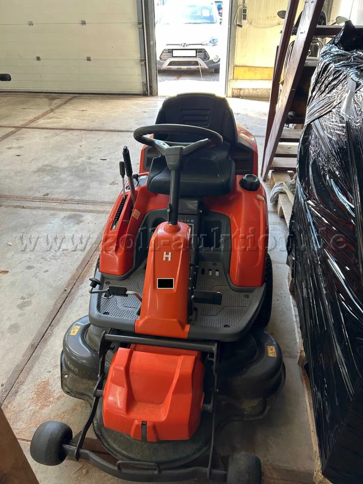 1 台 Husqvarna Rider R 213 C 乘骑式割草机
