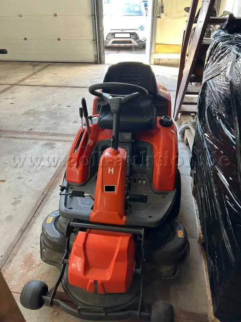 1 台 Husqvarna Rider R 213 C 乘骑式割草机