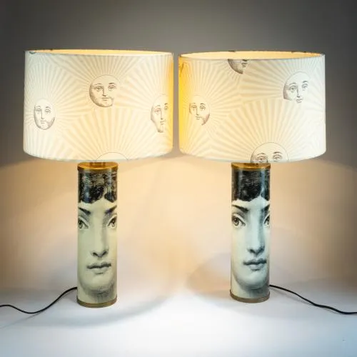 Piero Fornasetti – Zwei Tischleuchten 'Viso di Donna' mit Schirm 'Sole', 1950er Jahre (Entwurf)