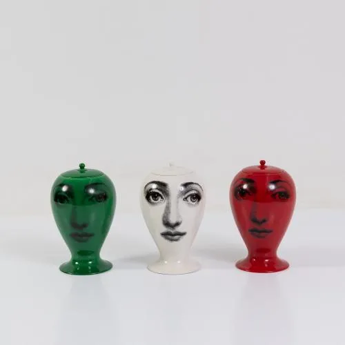 Barnaba Fornasetti – Tři vázy s víkem 'Buonanotte', 2000. léta (návrh)
