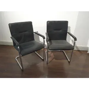 2 chaises pivotantes en cuir