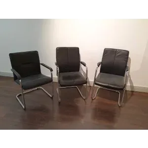 3 chaises pivotantes en cuir