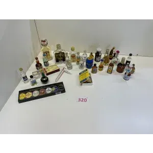 Sada miniaturních alkoholových lahviček