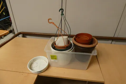Konvolut Blumenübertöpfe