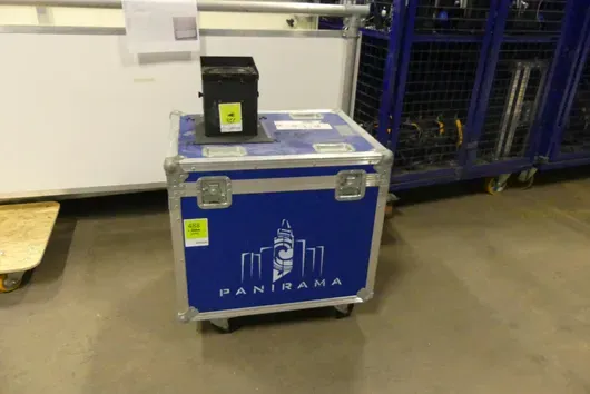 Projektor Pani 2kW v přepravním kufru s čočkou