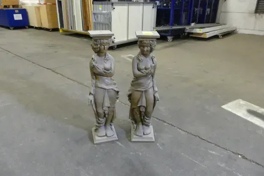 2x Steinsäulen