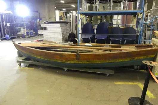 Houten roeiboot met houten peddels