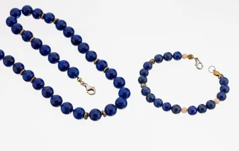 Parure en lapis-lazuli, comprenant : 1 collier, L. env. 53 cm, fermoir mousqueton et