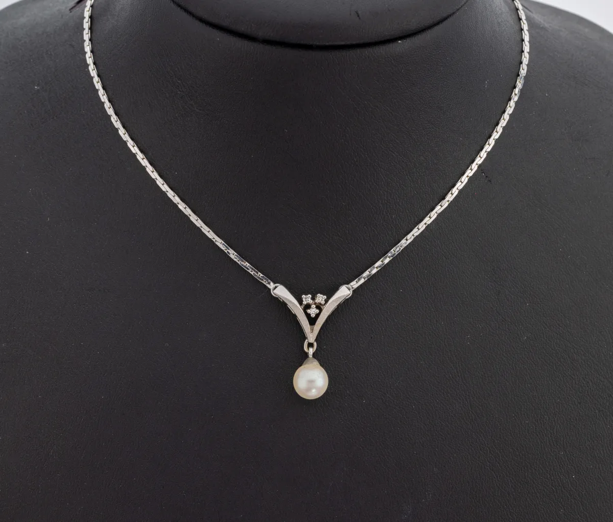 14 kt goud parel-diamant collier, witgoud 585/000, middendeel met beweegbaar hangende