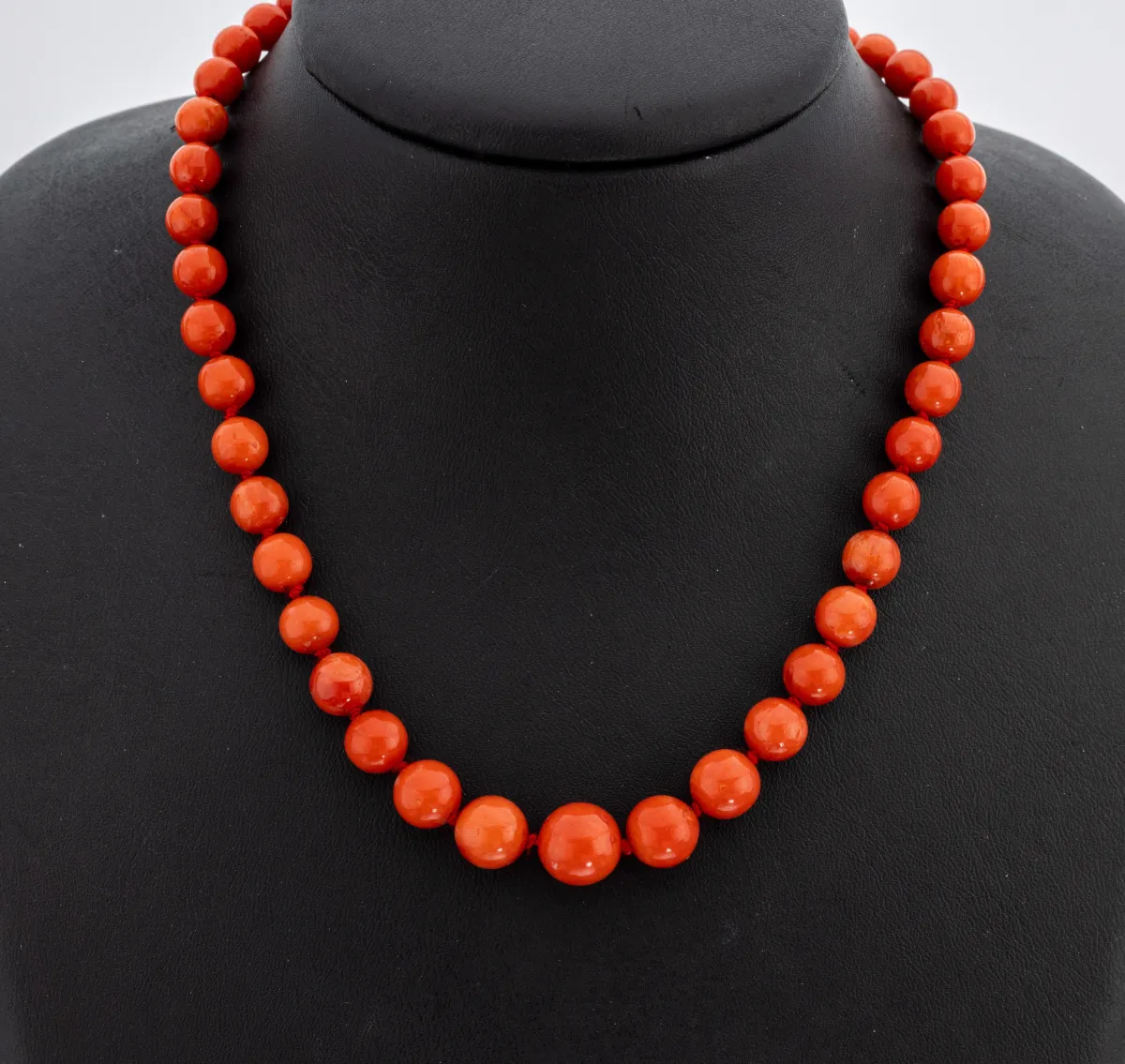 Koraal collier, eindeloos, koraalkralen in verloop, diameter ca. 5,9-10,5 mm, individueel