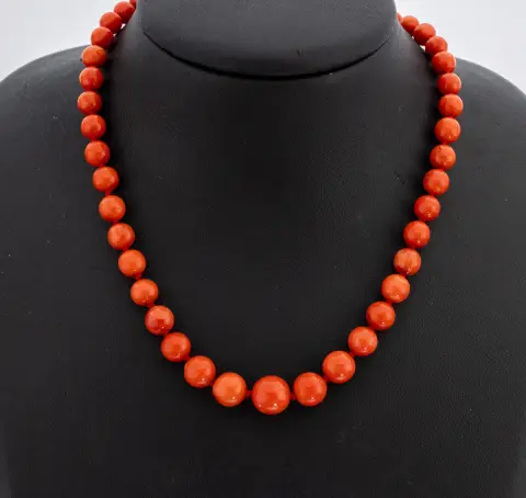 Collier de corail, sans fin, boules de corail dégradées, diamètre env. 5,9-10,5 mm, individuellement