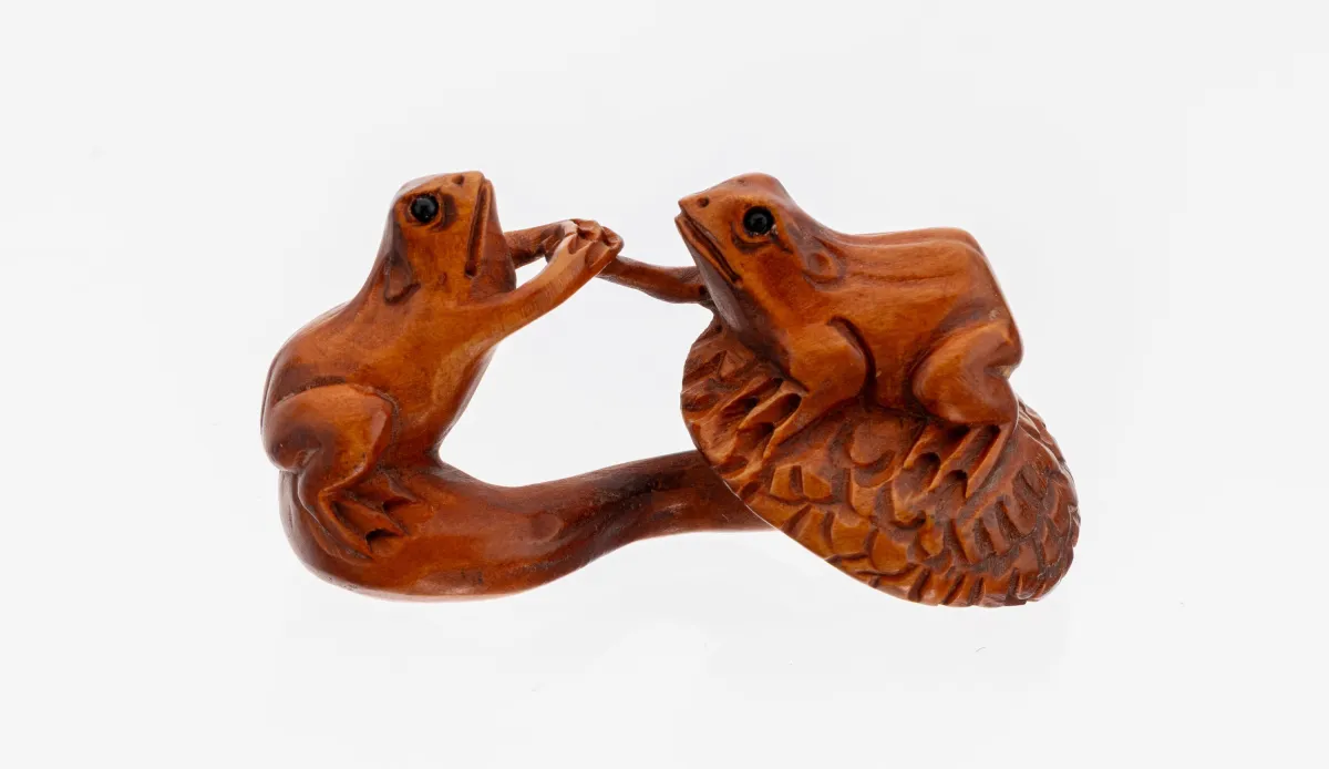Netsuke, Japan, Mitte 20. Jhd., Darstellungzweier Frösche auf Pilz, fein geschnitzt,
