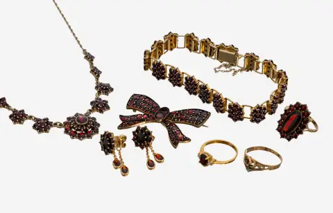 Lot bijoux grenat, composé de : 1 broche en forme de boucle, métal plaqué, grenat miroir