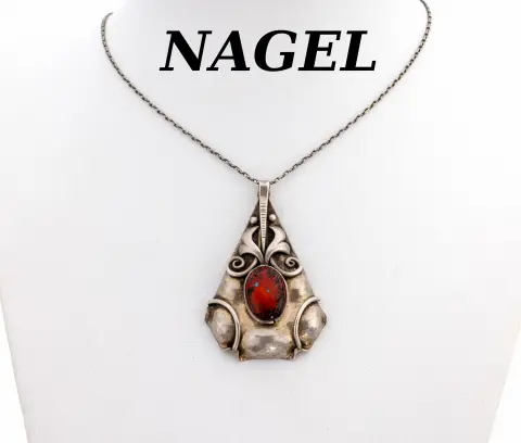 Pendentif avec pierre de couleur, allemand, années 1920, argent 800, forme de cloche stylisée