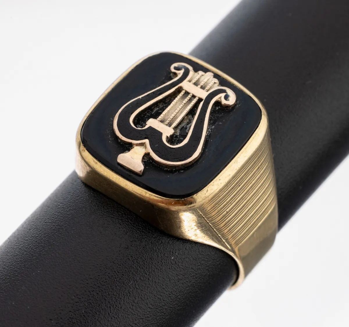 Chevalière onyx en or 8 kt, vers 1900, or 333/000, plaque onyx avec lyre appliquée, taille 60