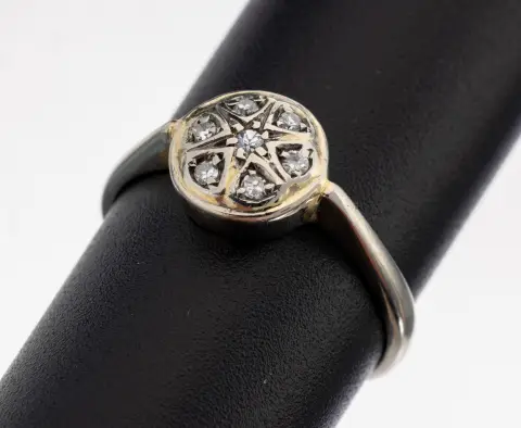 Bague diamant en or 18 kt, or blanc 750/000, tête ronde avec petits diamants 8/8, taille 52, env.