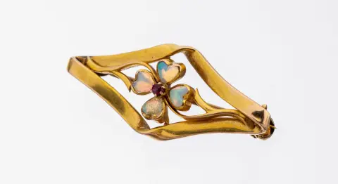 Broche opale-grenat Art nouveau en or 14 kt, vers 1900, or rose 585/000, dorée ultérieurement