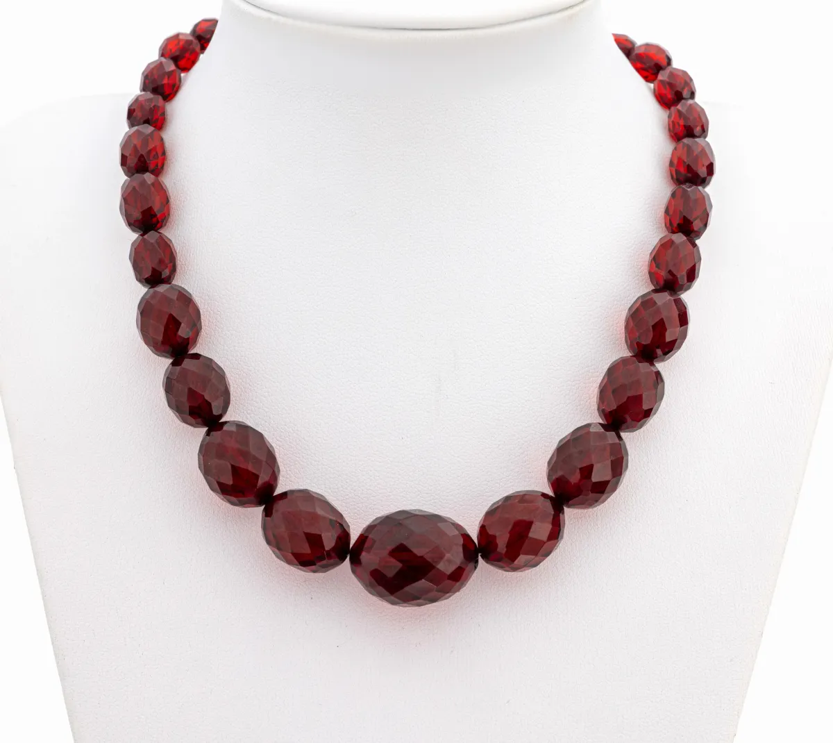Bernstein-Collier, rote facett. Bernstein- Linsen im Verlauf, L. ca. 57 cm,