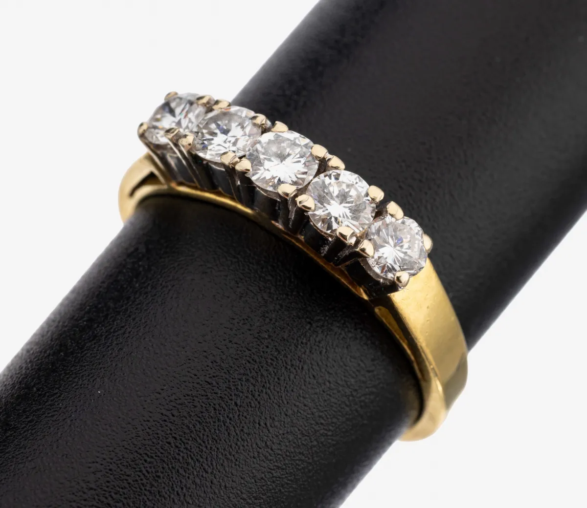 18 kt Gold Brillant-Ring, GG/WG 750/000, 5 Brillanten zus. ca. 0.65 ct (grav.)
