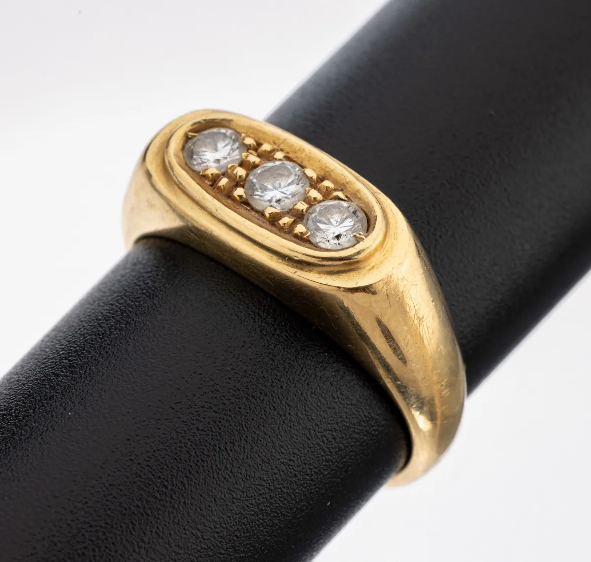 18 kt gold brilliant ring, YG 750/000, plain design, 3 brilliants total approx. 0.40 ct