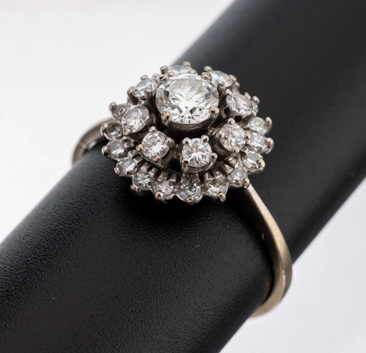 18 kt Gold Brillant-Ring, WG 750/000, Mittelstein ca. 0.54 ct feines Weiß+(F)/si,