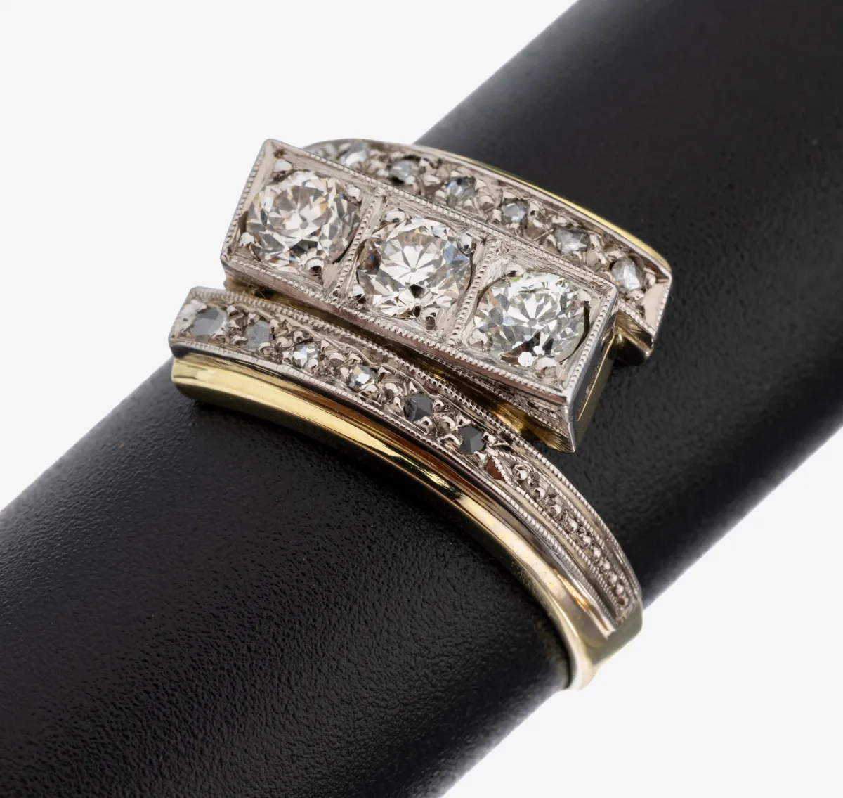 14 kt Gold Diamant-Ring, GG/WG 585/000, mittig 3 Altschliffdiamanten zus. ca. 0.50 ct