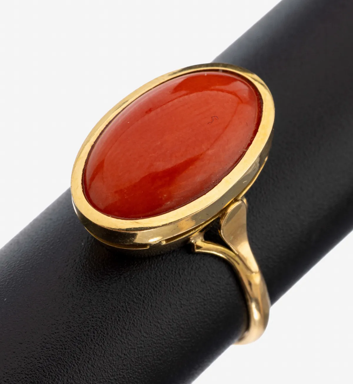 18 kt gold coral ring, yellow gold 750/000, plain design, oval coral cabochon